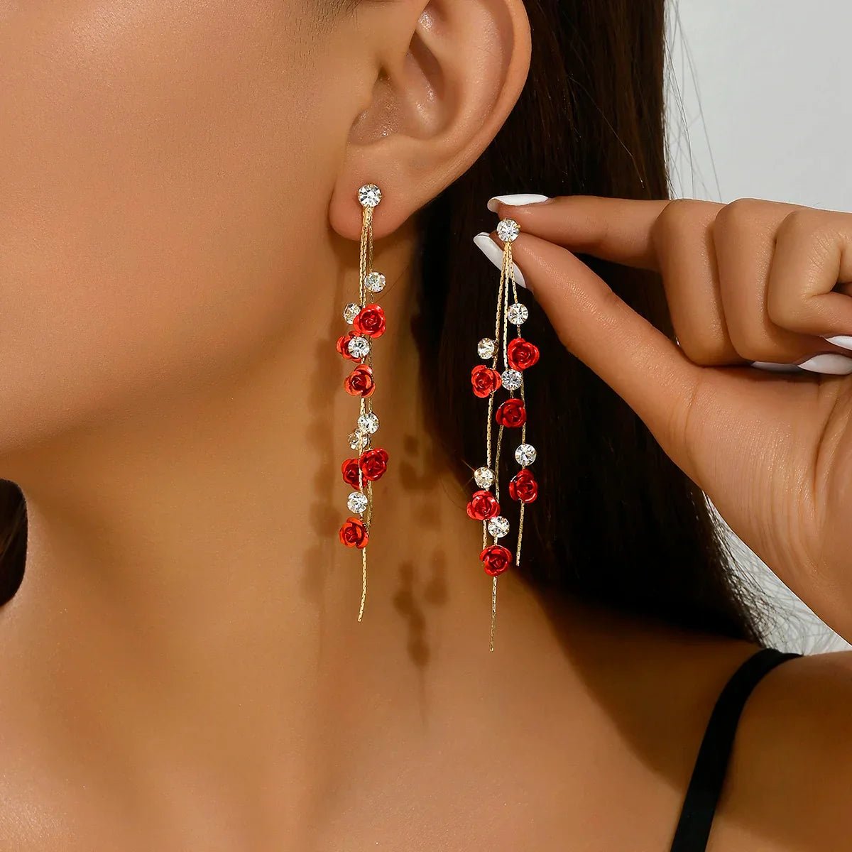 Brincos Longos Retrô com Rosa e Detalhes em Strass